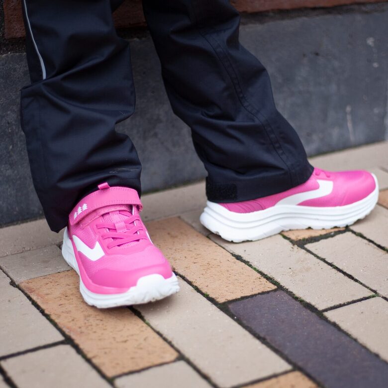 Jonathan tossud, Roosa